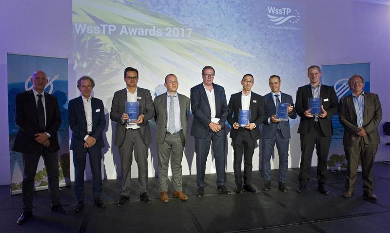 El consejero delegado de Global Omnium, Dionisio García Comín (3-d), posa con el resto de galardonados durante la entrega de premios de la Plataforma Europea del Agua (WssTP) celebrada esta noche en Bruselas. EFE/Horst Wagner