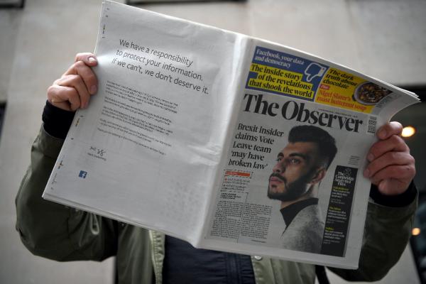 Un ejemplar del periódico The Observer muestra un anuncio pagado por Facebook. EFE/EPA/NEIL HALL.