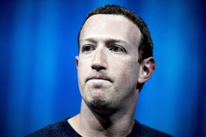 El fundador de Facebook, Mark Zuckerberg, pronuncia su discurso durante la Convención VivaTech 2018 en París, Francia, hoy, 24 de mayo de 2018. EFE/ Etienne Laurent