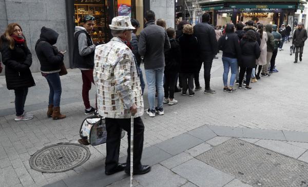 Colas para adquirir boletos de la Lotería de Navidad en Madrid. EFE/J.J. Guillén