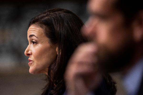 La jefa de operaciones de Facebook, Sheryl Sandberg, junto al consejero delegado de Twitter, Jack Dorsey (d), habla sobre los esfuerzos y filtros que está aplicando su compañía para evitar la interferencia rusa en las elecciones estadounidenses al Senado de noviembre, durante su comparecencia en el Dirksen Senate Office Building de Washington, Estados Unidos, hoy, 5 de septiembre de 2018. EFE/ Jim Lo Scalzo