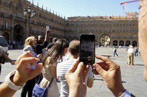 Imagen de archivo de una aplicación para teléfonos móviles Guía de la Realidad Aumentada. EFE/J.M. García.