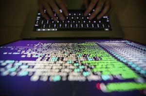 Fotografía de archivo fechada el 13 de mayo de 2017 que muestra un programador trabajando en código en Taipei, Taiwán. Según los medios de comunicación, compañías de todo el mundo han sufrido un ciberataque a gran escala, hoy, 27 de junio de 2017. EFE/Ritchie B. Tongo