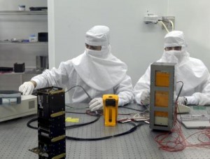Imagen de archivo de dos técnicos en un laboratorio del INTA. EFE/Chema Moya.