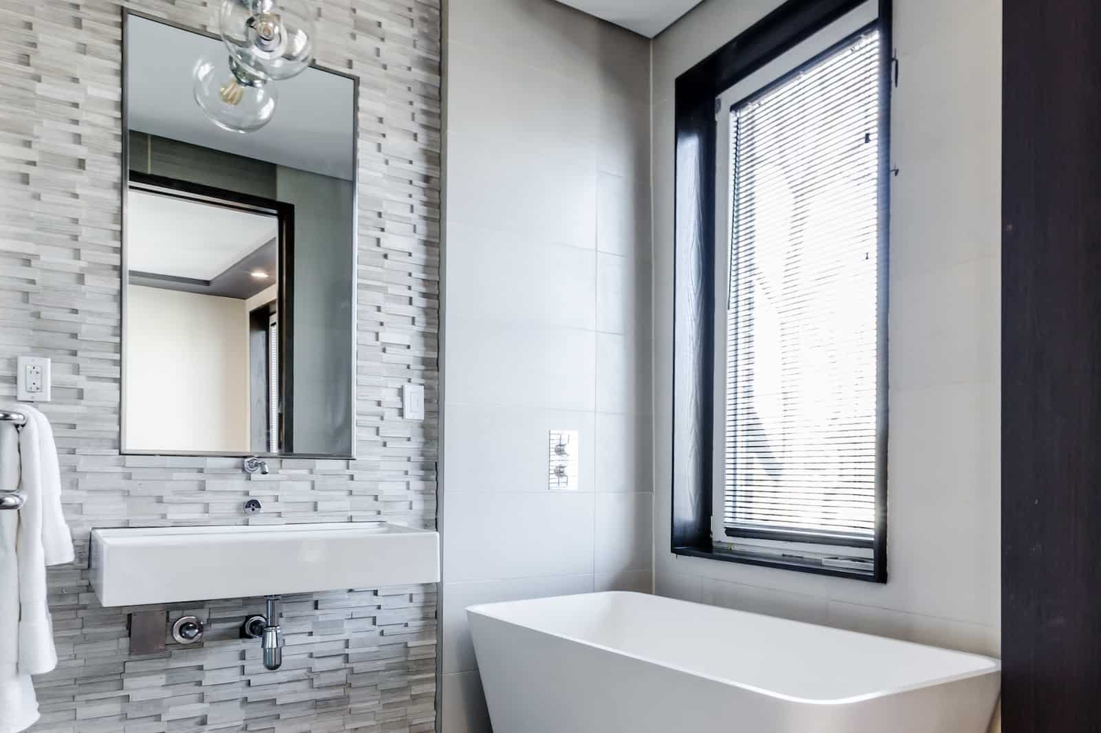 Baños pequeños: consejos para elegir azulejos